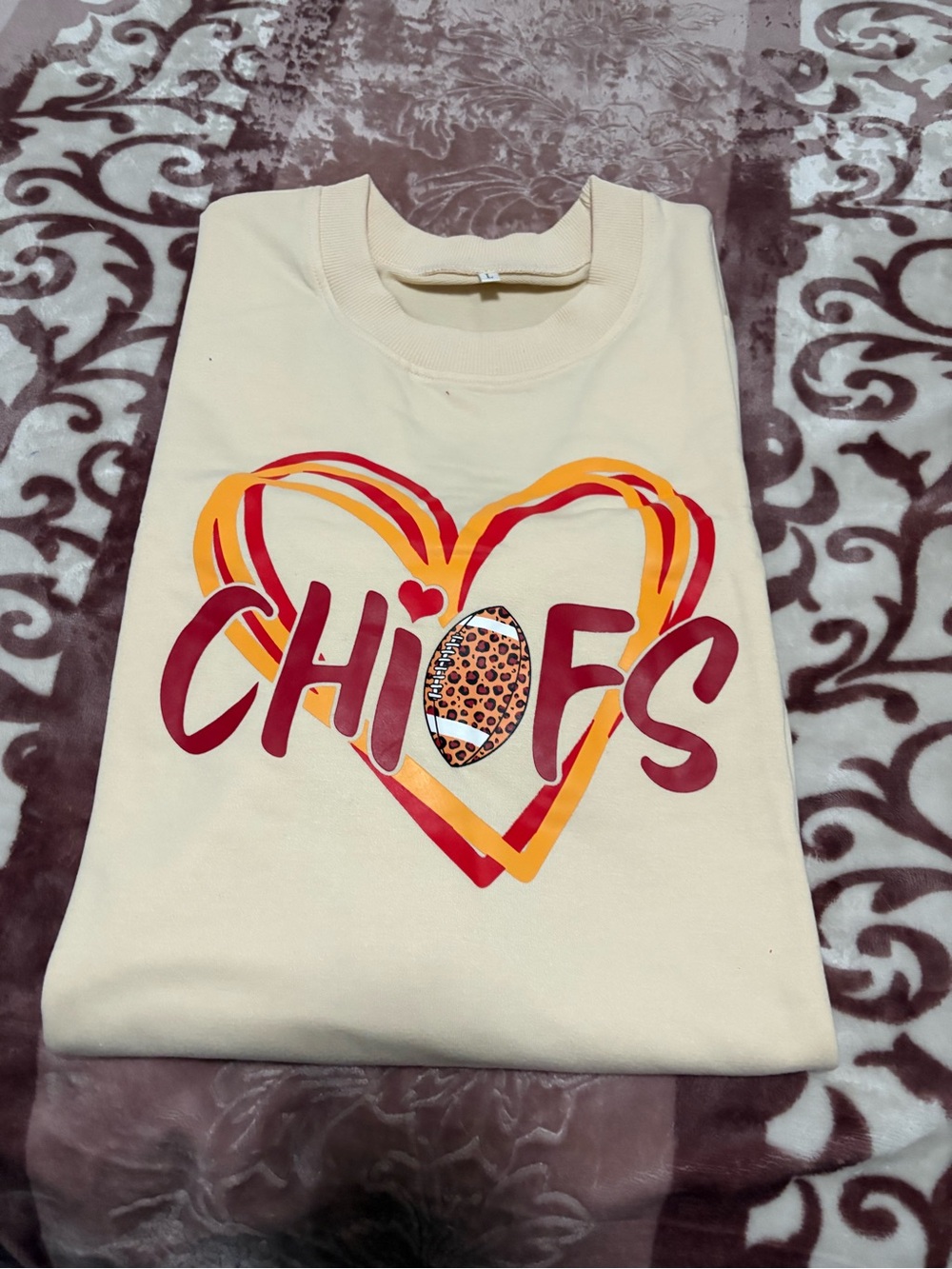 Women’s Cream NFL Chiefs Heart Graphic Sweatshirt
